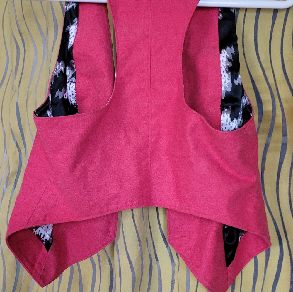 Go International red vest - Picture 6 of 8